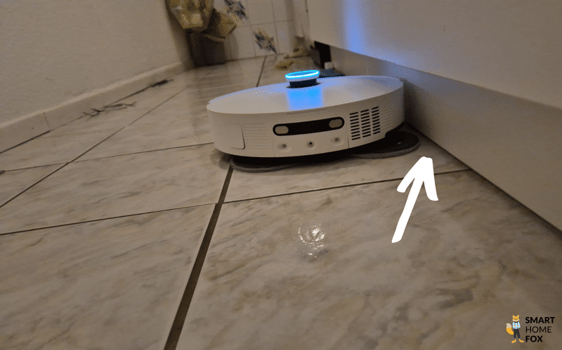 Der Dreame X50 Ultra wischt an einer Leiste entlang.